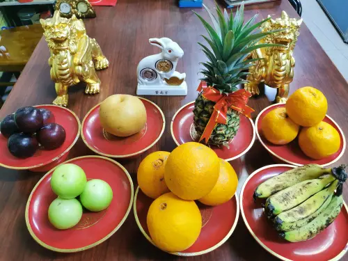 ▲元宵節供品水果可選橘子／椪柑、蘋果、鳳梨、香蕉、整串葡萄等。（圖／楊登嵙提供）