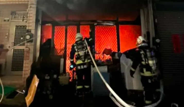 ▲台中龍井區17日晚間發生住宅大火，屋內40多隻貓狗僅有8隻獲救。（圖／翻攝畫面）