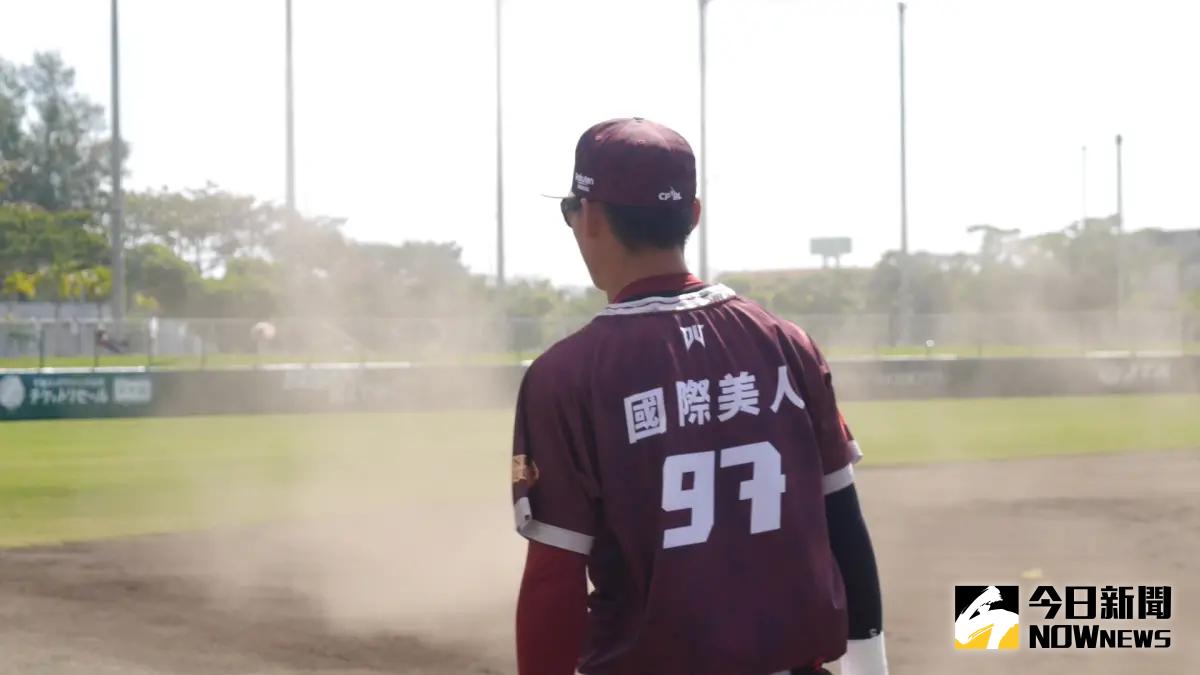 ▲樂天綽號球衣驚見「國際美人」，原來是鍾玉成選手。（圖／吳政紘攝）
