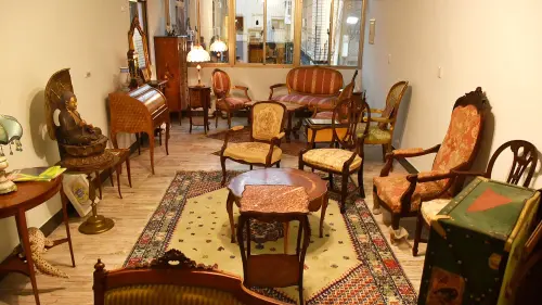 ▲何元圭收藏的各式歐洲古典家具擺設於「時光迴廊歐洲古式風華」空間。（圖／記者陳美嘉翻攝）
