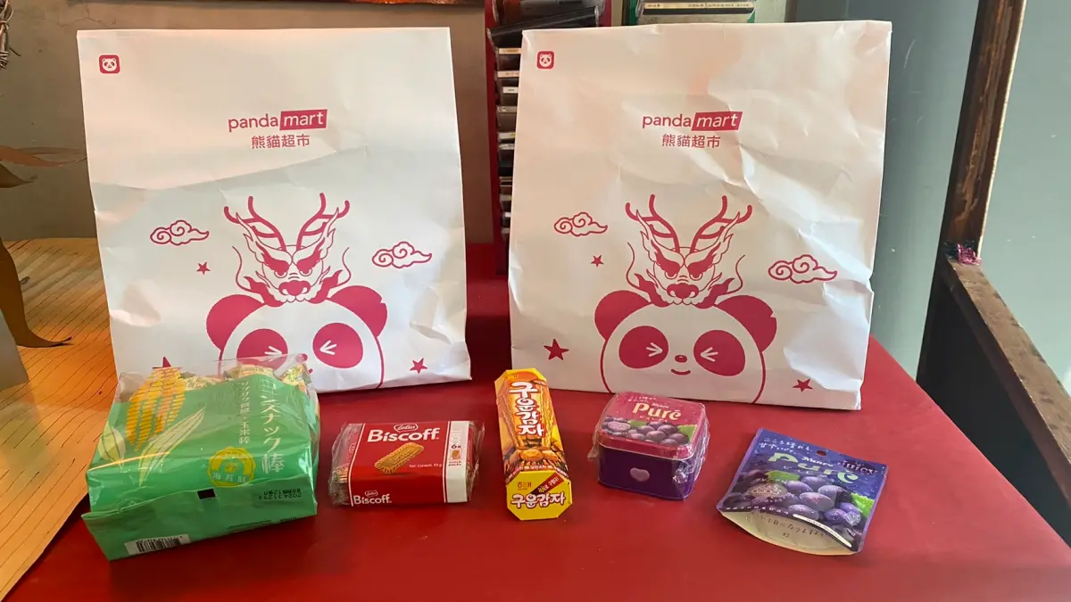 ▲龍年福袋、禮盒年後「價崩」，foodpanda熊貓福袋買一送一，全家紅帽子禮盒6.9折被掃貨，7-11單店限定禮盒5折，全聯百元餅乾鐵盒也出現搶買潮。（圖／記者黃韻文攝）