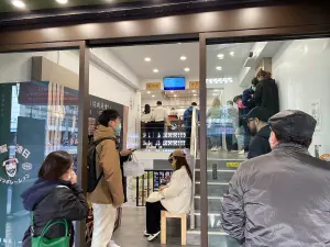 2/29絕版倒數!一沐日x八曜和茶聯名手搖 五桐號多多粉粿放寒假 ▲一沐日原本就是排隊名店,「八曜一沐日」開賣時期更是排爆。(圖/記者蕭涵云攝)