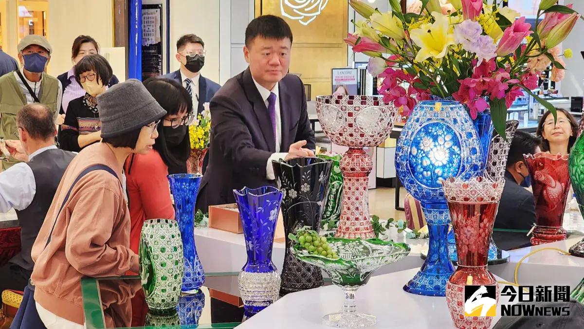 ▲精湛的細膩技法，栩栩如生地呈現天地萬物的千姿百態，每件作品蘊涵著浪漫情懷，雋永瑰麗，震懾人心。（圖／記者陳美嘉攝，2024.02.18）