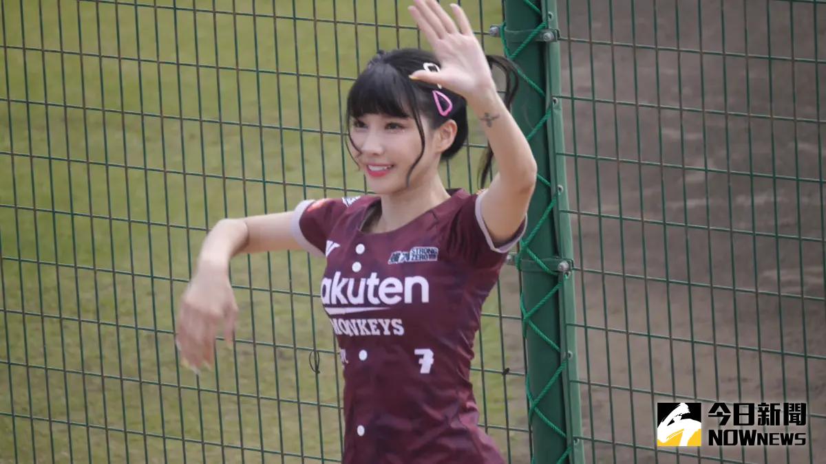 ▲石垣島慘案終於告一段落！球迷高喊：「下次可以再來了」，樂天女孩也很開心。（圖／吳政紘攝）