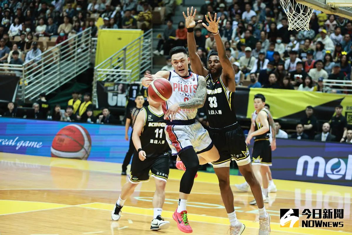 ▲桃園璞園領航猿周儀翔對上新北國王傳出7次助攻，幫助球隊贏球，近期表現逐漸復甦。（圖／記者葉政勳攝 , 2024.02.18）