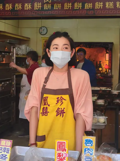 ▲米可白喜歡認真工作的自己,強調「我一樣是那個賣著糕餅的孩子」。(圖/翻攝米可白臉書) ▲米可白過年期間被拍到全程臭臉,米可白發文回應:「我一樣是那個賣著糕餅的孩子」。(圖/翻攝米可白臉書)