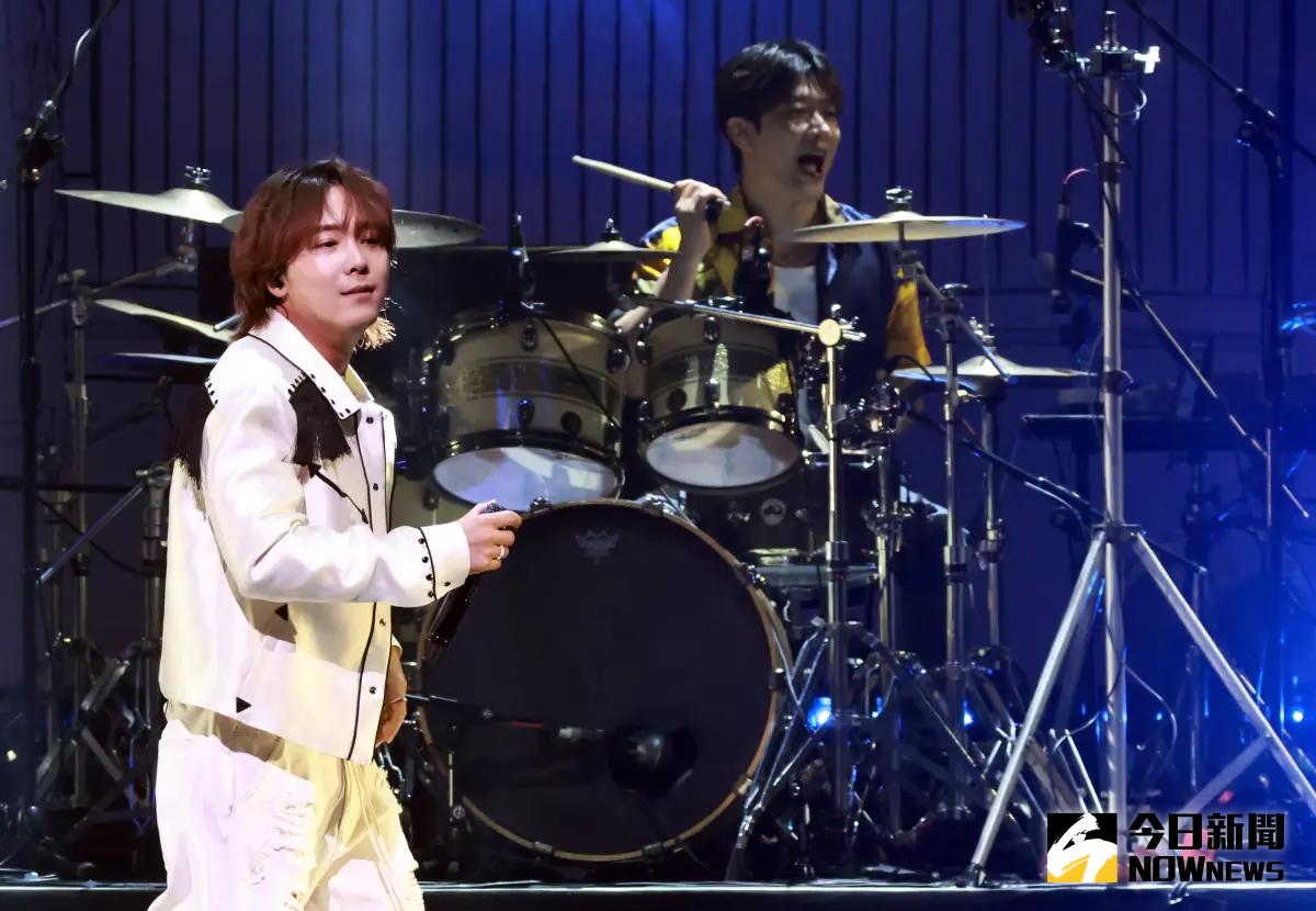 ▲FTISLAND相隔6年再來台開唱，崔敏煥（右）自動提到去年離婚，李洪基安慰他「沒關係啦」。（圖／記者吳翊緁攝）