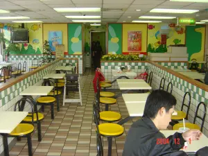 ▲1984年麥當勞初入台灣市場，裝潢繽紛、色彩鮮豔。（圖／翻攝自麥當勞官網）