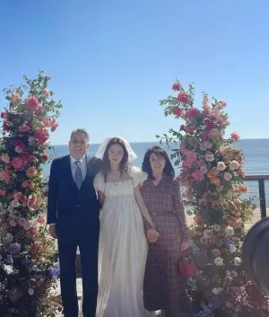 孔曉振(中)婚禮上,母女就曾同框入鏡。(圖/Naver) ▲孔曉振(中)婚禮上,母女就曾同框入鏡。(圖/Naver)
