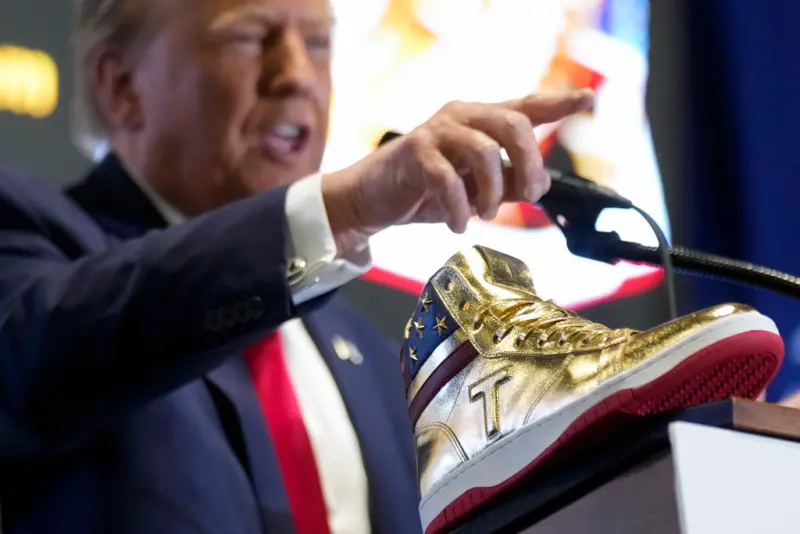 ▲在被宣判涉嫌金融欺詐需支付罰款後，川普推出自己的品牌運動鞋「川普球鞋（Trump Sneakers）」，其中一款要價399美元（約新台幣1.2萬元）。（圖／美聯社／達志影像）