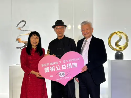 迎接金龍年 雕塑家謝棟樑在中友辦「龍躍太虛展」 ▲謝棟樑提供作品「神龍反首(二)」義賣,所得數捐贈給「臺中市私立惠明盲校」。(圖/中友百貨提供)