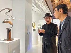 迎接金龍年      雕塑家謝棟樑在中友辦「龍躍太虛」個展
