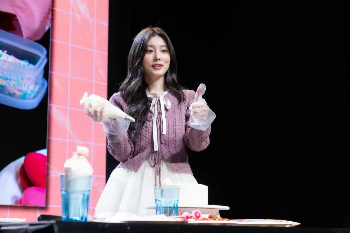 ▲前IZ*ONE成員姜惠元隻身來台會粉絲，活動前為了吃地瓜球，排隊20分鐘才買到。（圖／星月文創）