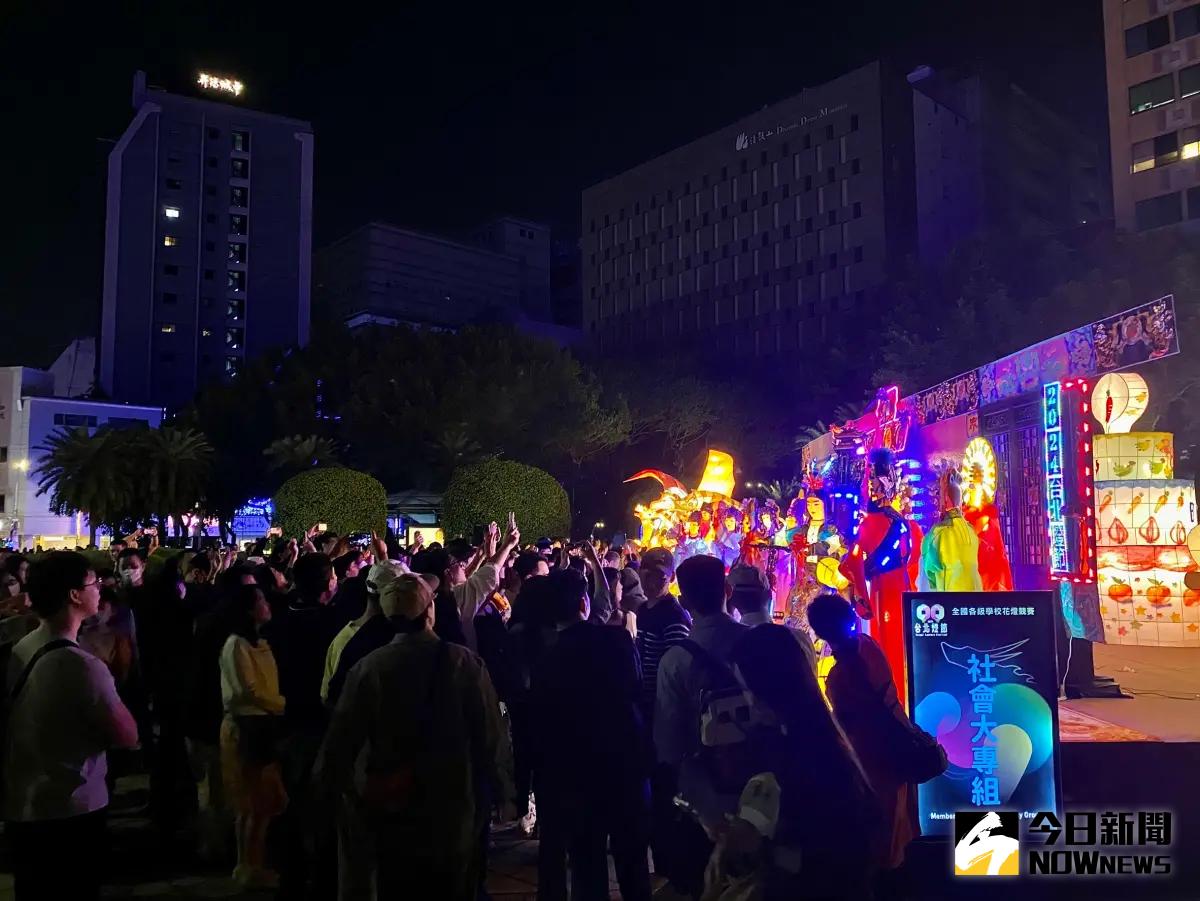 ▲台北燈節中的「眾神保庇（龍）平安」的花燈爆紅，吸引大批人前往朝聖。（圖／記者葉盛耀攝）