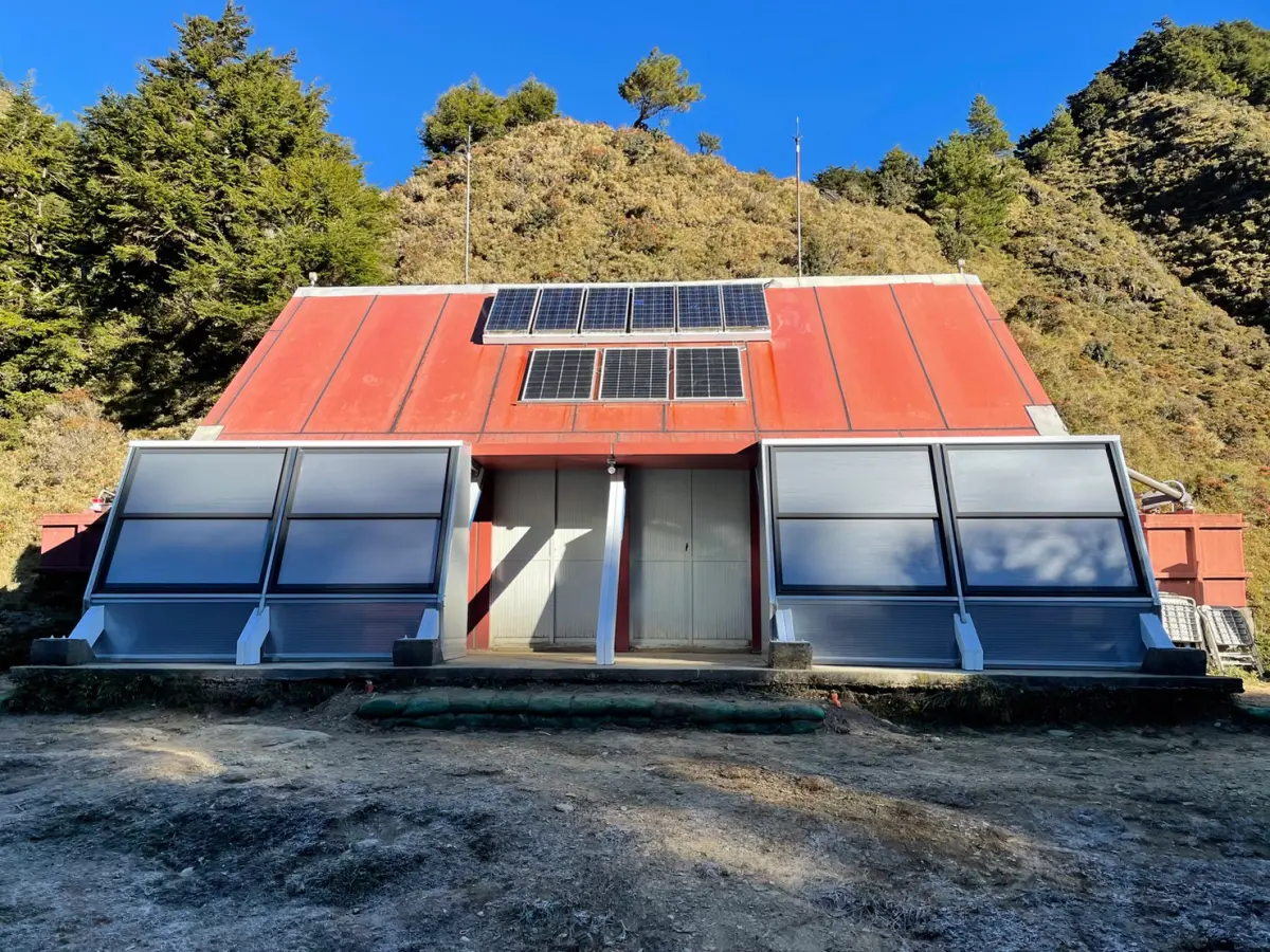 ▲中央山脈經典縱走路線「南二段」沿途的拉庫音溪山屋，是許多山友在第二天會選擇的住宿點。（圖／取自玉山國家公園臉書）