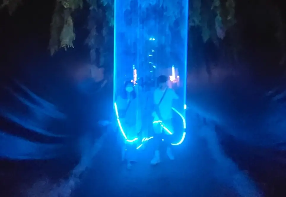 ▲台中燈會日前開跑，有民眾拍攝「時光蟲洞」，事後卻發現手機損壞。攝影達人表示，雷射光能量集中，會損害感光元件，建議能不拍就不要拍。（圖／逢甲瘋夜市臉書）