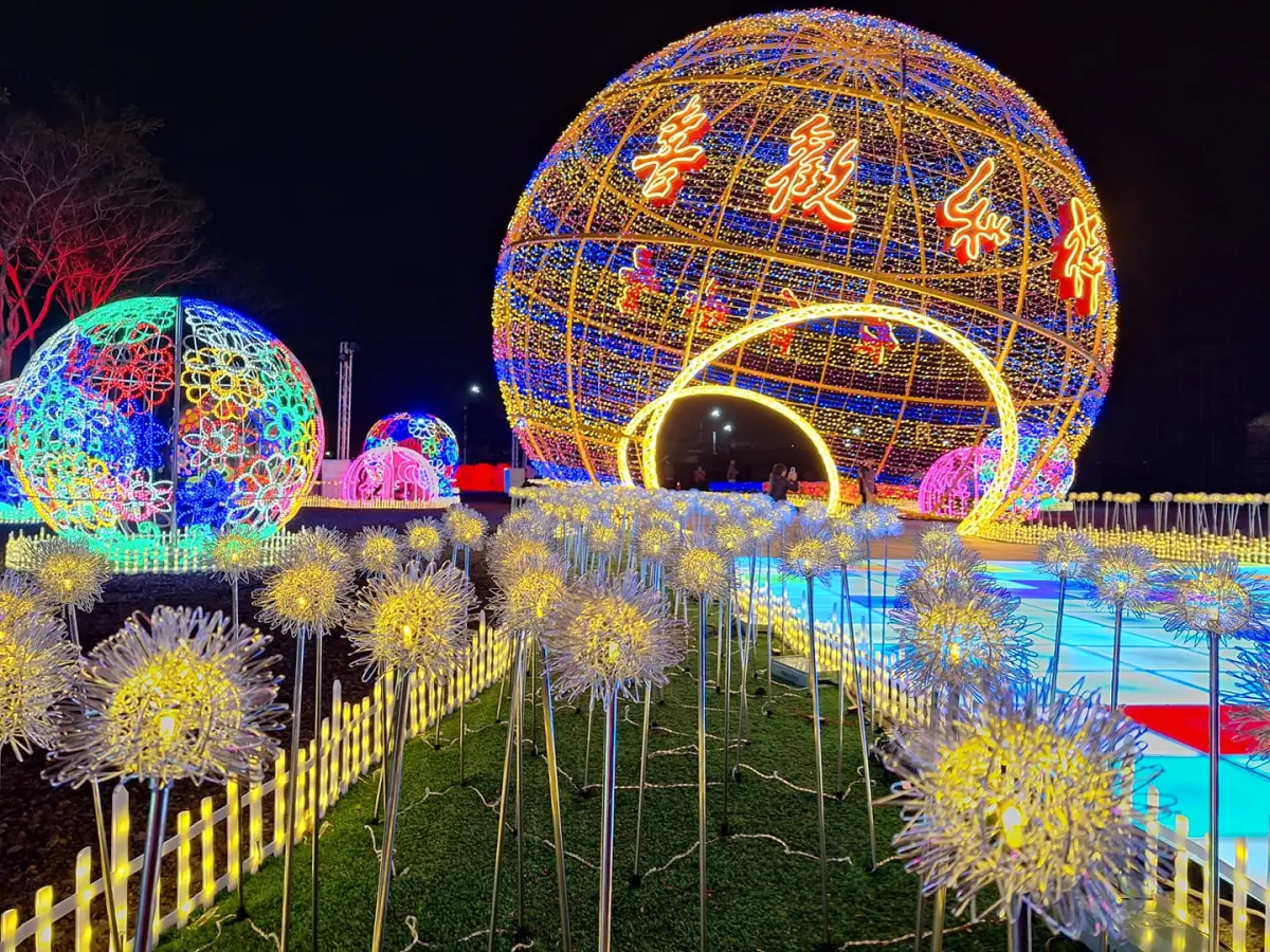 ▲2024台灣燈會在台南盛大舉行，重頭戲「高鐵燈區」本週六元宵節才要正式開展，已經有網友路過拍下試點燈的美景，讓不少人超期待！（圖/NOWnews臉書）