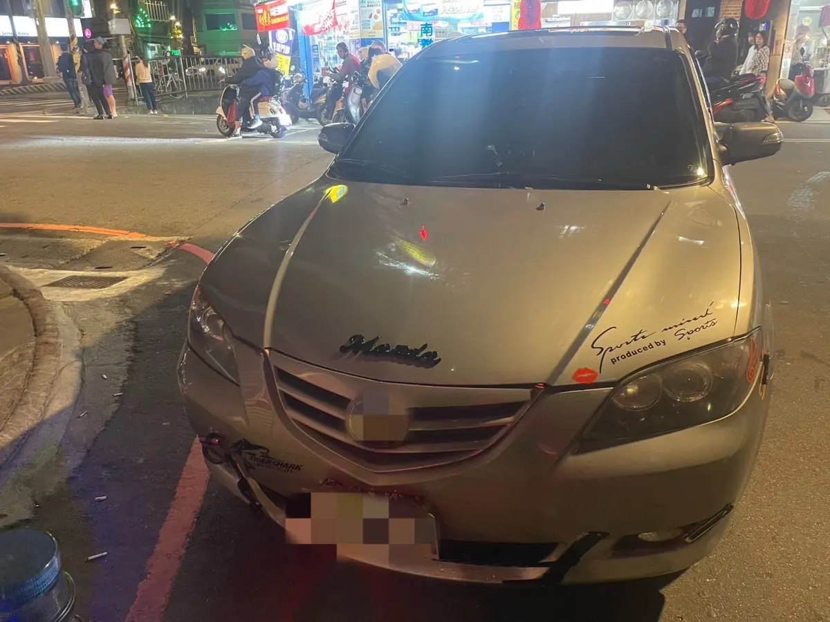 ▲本月18日晚間，板橋派出所員警，發現自小客車大燈改裝燈飾太過顯眼，形跡可疑上前攔檢，駕駛45歲鄭姓男子的副駕駛座上，包包內查扣毒品安非他命1包，全案依毒品防制條例罪嫌送辦。（圖／翻攝畫面）