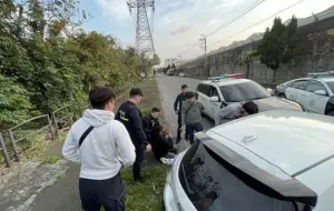 17日下午,桃園龍安派出所員警,發現毒品通緝犯、41歲許姓男子,隨即進行跟監,並通報警網支援圍捕,許男不但拒檢、還企圖高速衝撞警車逃逸,最後被警方持電擊槍圍捕。(圖/翻攝畫面) ▲17日下午,桃園龍安派出所員警,發現毒品通緝犯、41歲許姓男子,隨即進行跟監,並通報警網支援圍捕,許男不但拒檢、還企圖高速衝撞警車逃逸,最後被警方持電擊槍圍捕。(圖/翻攝畫面)