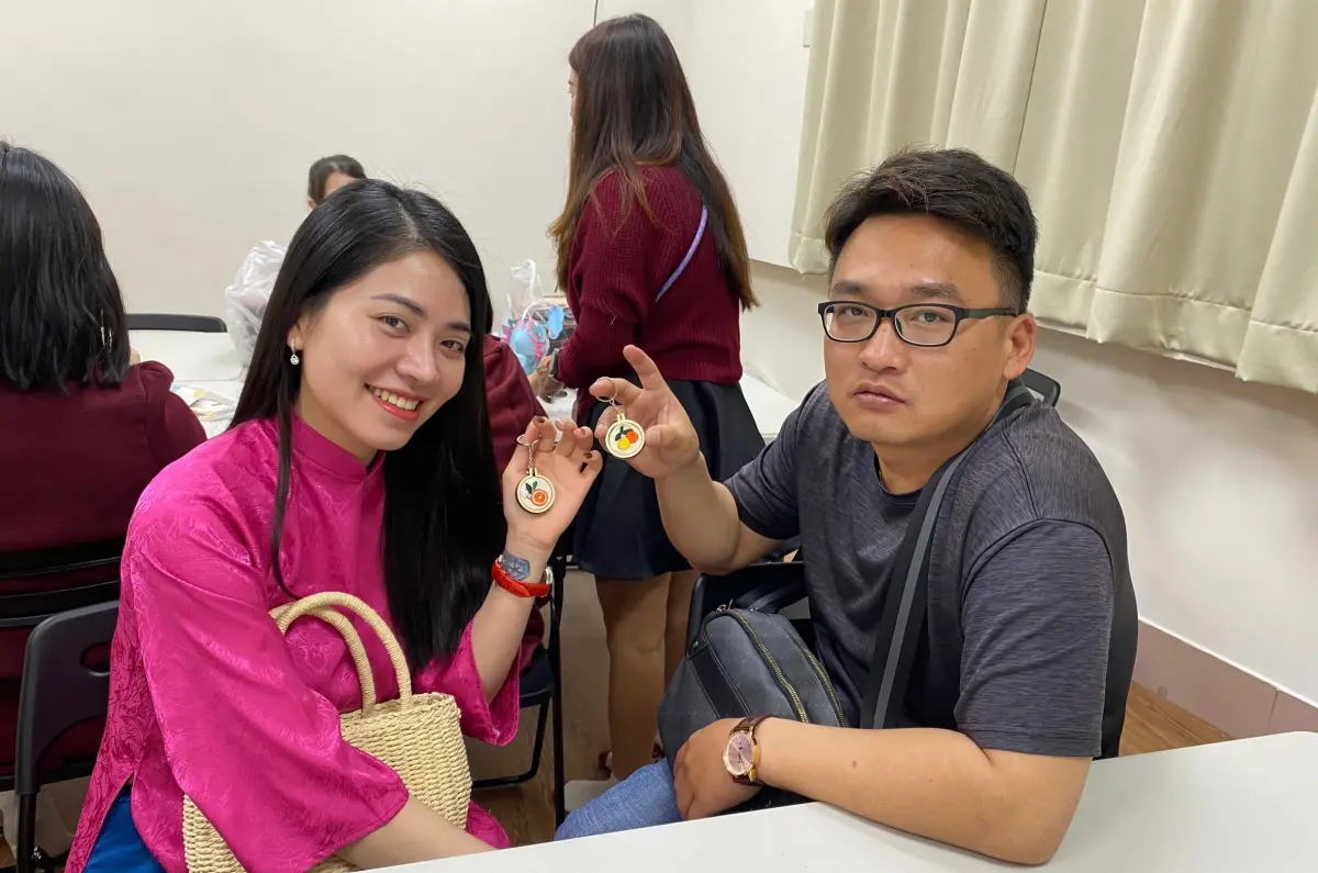 ▲ 大馬講師分享元宵節活動並製作橘子圖騰鑰匙圈，越南新住民芳草（左一）和國人配偶一起參加。（圖／移民署提供）