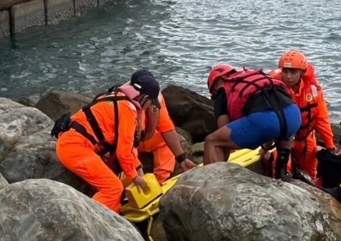 ▲18日晚間，海巡署東部分署第一三岸巡隊伽藍安檢所執勤人員，查看富岡港區監視系統時，發現26歲的蔡姓男子墜海，隨即前往救援，所幸順利將蔡男救上岸。（圖／翻攝畫面）