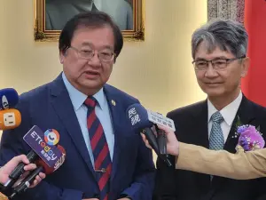 ▲邱泰源（左）、王正旭接受媒體訪問。（圖／記者陳佩君攝，2023.02.19）