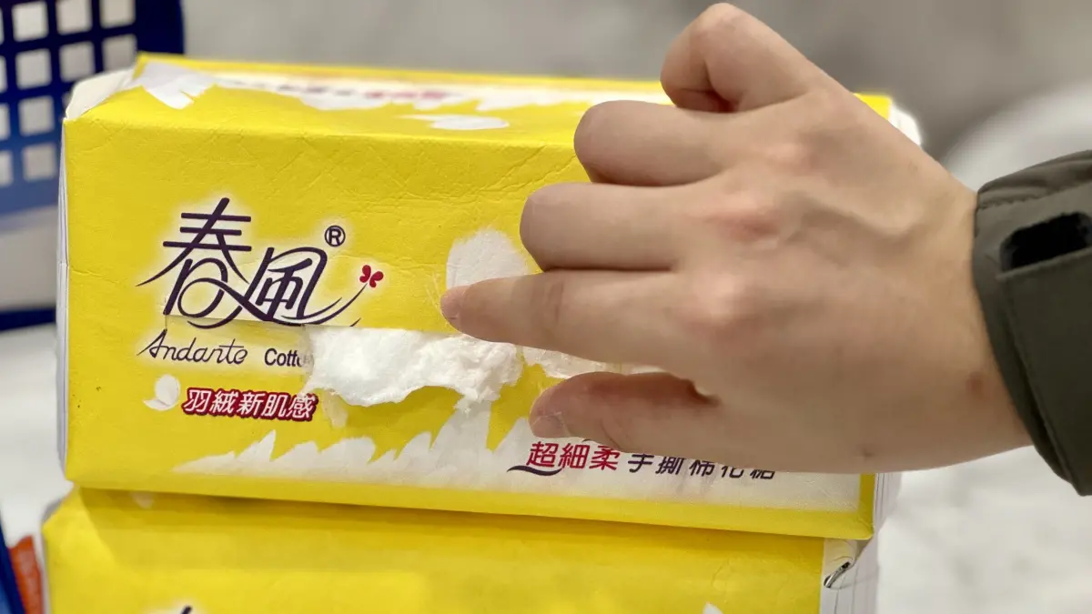 ▲7-11迎接開學季，開賣超獵奇的跨界零食，包裝衛生紙抽出竟是手撕棉花糖。（圖／業者提供）