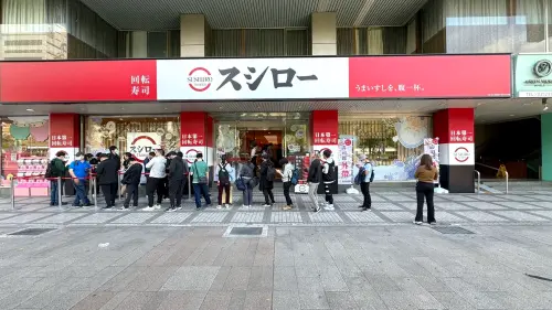 西門町早上7點被人潮擠爆!「壽司郎x hololive x一卡通」今開搶 ▲全球最強VTuber鯊皇Gura來了!西門町湧現人潮開搶「壽司郎x hololive x一卡通」三方聯名,首波Gawr Gura壓克力立牌。(圖/台灣壽司郎提供)