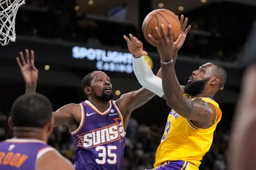 「KD」Kevin Durant點出「詹皇」LeBron James偉大之處,讚詹皇的生涯持久力。(圖/美聯社/達志影像) ▲「KD」Kevin Durant點出「詹皇」LeBron James偉大之處,讚詹皇的生涯持久力。(圖/美聯社/達志影像)
