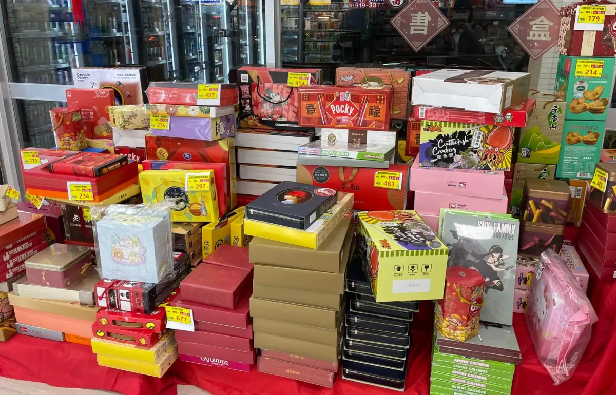 ▲全家禮盒在年後開始出清，清一色都是69折，不少民眾最近都到門市挖寶，大讚佛心。（圖/7-11全家各超商新品共享區）