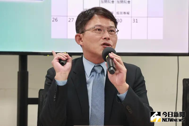▲民眾黨黨團總召黃國昌開記者會強力要求藍綠不要打假球,應該加開院會請行政院赴立院報告食安相關議題。(圖/記者葉政勳攝 , 2024.02.19)