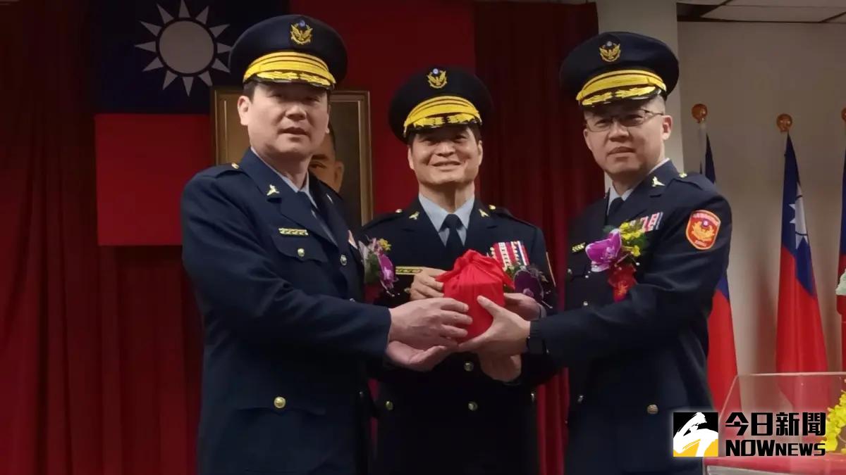 ▲高雄市政府警察局少年警察隊今天舉行隊長交接由局長林炎田主持，新任隊長陳仁正(右)由前任隊長王春生(左)手中接過印信。（圖／記者郭凱杰攝，2024.02.19）