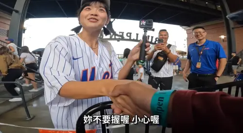 ▲籃籃跟台南Josh握手，果真樂天今年動盪不安。（圖／台南Josh YouTube）