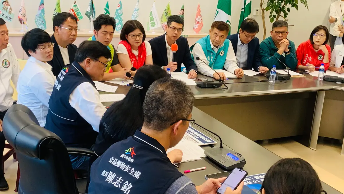 ▲多位台中市衛生局、食安處主管，到民進黨台中市議會黨團報告瘦肉精事件。（圖／記者顏幸如攝，2024.02.19）