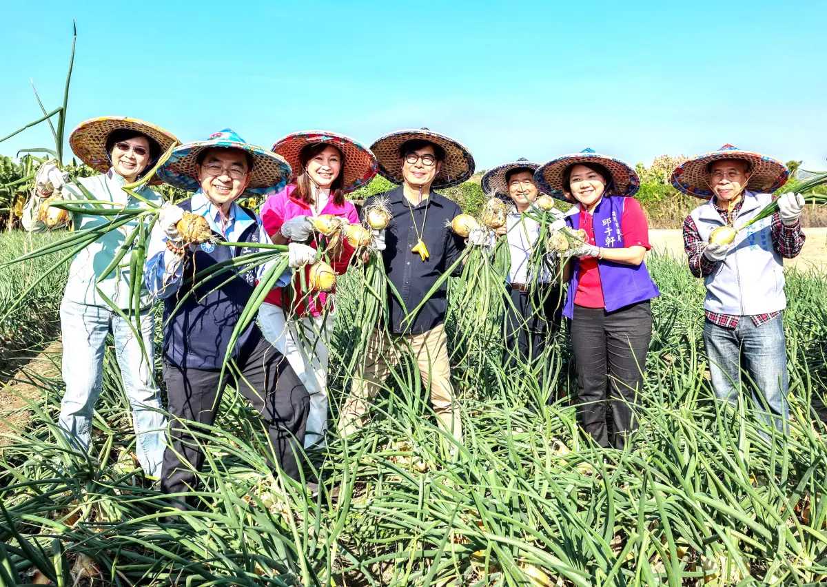 ▲台灣中油公司石化事業部舉辦採摘洋蔥趣活動，執行長黃三泰(右)與高雄市陳其邁(中)，以及立法委員林岱樺(左)、在地議員共同參與活動。(圖／高雄市政府提供)