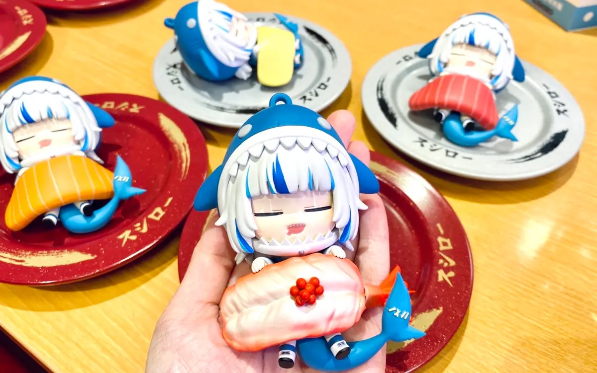 ▲壽司郎Gawr Gura一卡通巨可愛！隱藏鯊鯊尾巴抱枕也曝光，2024「壽司郎x hololive x一卡通」開跑，超強VTuber鯊皇吸引蝦民狂吃3000元、爆買6個立牌。（圖／記者蕭涵云攝）