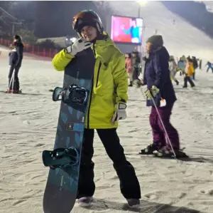 ▲蔡依林日前在IG分享去韓國上滑雪課程的照片，並在貼文中自嘲「我摔成前滾翻大熊貓」，引發粉絲大笑。（圖／蔡依林IG）