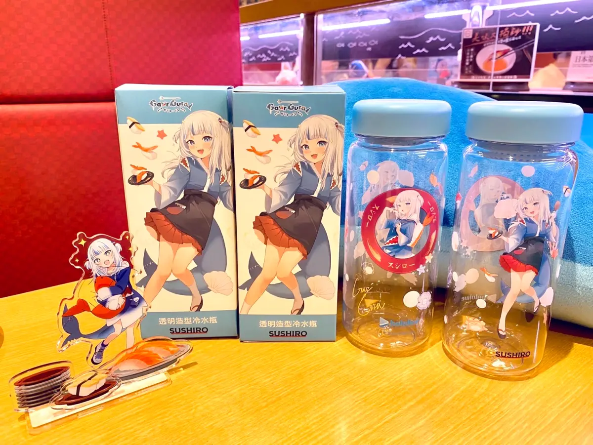▲台灣壽司郎聯名最強VTuber鯊鯊Gawr Gura（噶嗚・古拉），雙面設計「壽司郎x Gawr Gura冷水瓶」今開搶！一次捕獲兩隻鯊鯊還有10%機率抽到隱藏版SSR簽名款。（圖／記者蕭涵云攝）