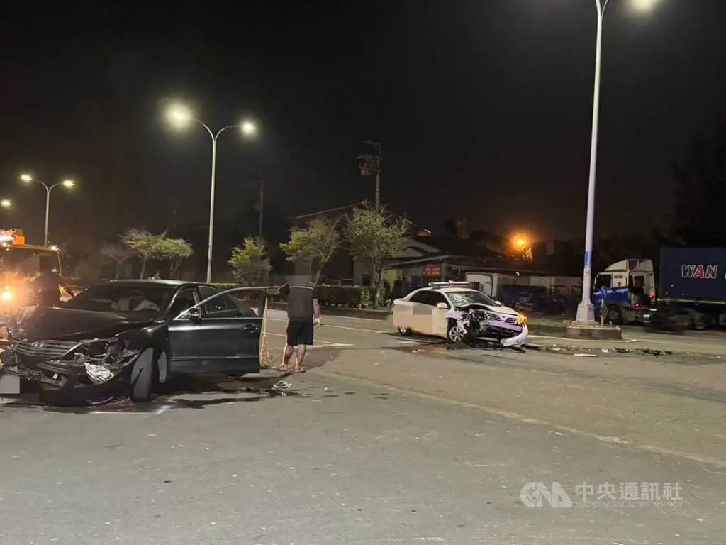 ▲吳姓男子18日在台中烏日區開車闖紅燈，警方發現後立即尾隨準備進行攔查，吳男卻加速逃逸，撞上社區守望相助隊巡邏車，共造成4人受傷。（圖／中央社）