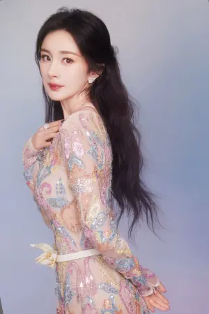 ▲楊冪穿著透視裝禮服,像極了仙女下凡。(圖/楊冪工作室微博) ▲楊冪穿著透視裝禮服,像極了仙女下凡。(圖/楊冪工作室微博)