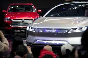 中國電動車 ▲2023年中國新能源汽車市場捲入「價格戰」。圖為中國電動車大廠比亞迪參加北京車展。(圖/美聯社/達志影像)