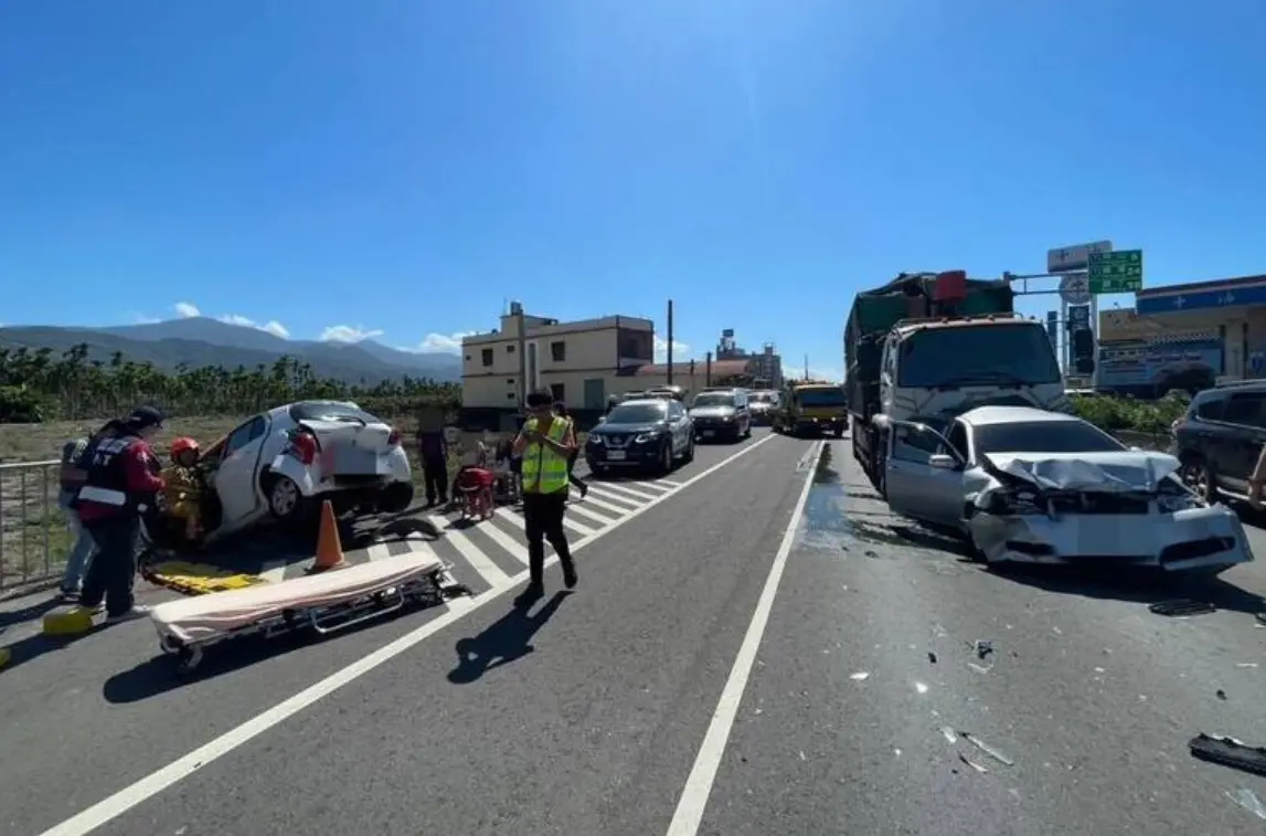 ▲本月19日，屏東枋寮鄉省道三岔路口、台1線436.2公里處，發生一起連環追撞車禍，釀3人受傷送醫。（圖／翻攝畫面）