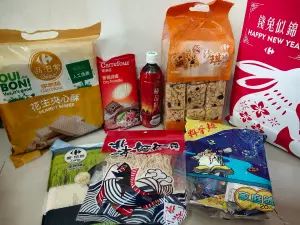 ▲家樂福去年兔年販售的福袋,內容物多元且份量大,採取「自有品牌」策略,讓福袋更有性價比,深受顧客喜愛。(圖/家樂福商品網友真心話) ▲家樂福去年兔年販售的福袋,內容物多元且份量大,採取「自有品牌」策略,讓福袋更有性價比,深受顧客喜愛。(圖/家樂福商品網友真心話)