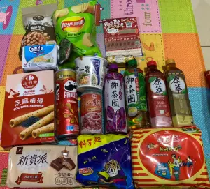 ▲網友線上購入家樂福288元福袋,內容物都快把袋子給撐破,豐富多元還送刮刮樂跟抽獎券,讓他感覺值回票價。(圖/家樂福商品網友真心話) ▲網友線上購入家樂福288元福袋,內容物都快把袋子給撐破,豐富多元還送刮刮樂跟抽獎券,讓他感覺值回票價。(圖/家樂福商品網友真心話)