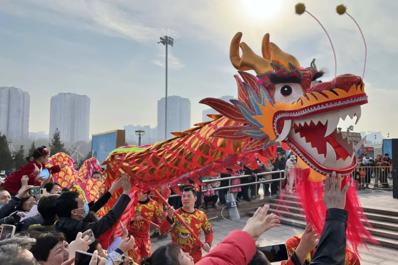 ▲中國今年春節期間出行人數以及消費總額都創下新高，但經濟前景不明，民眾人均消費比疫情前下滑。（圖／美聯社／達志影像）