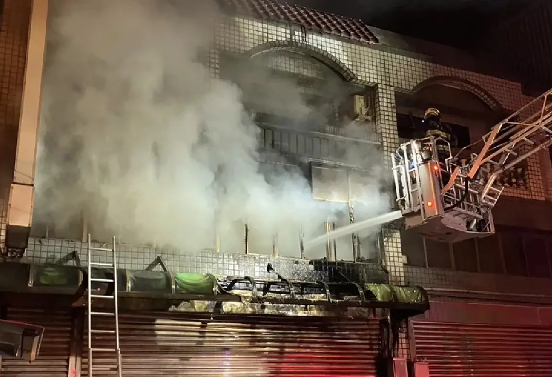 ▲20日凌晨3時許，新竹縣新豐鄉精工路某裝潢公司發生火警，該處為3層樓民宅兼公司，新竹縣消防局獲報後，隨即派遣山崎分隊前往搶救。（圖／翻攝畫面）