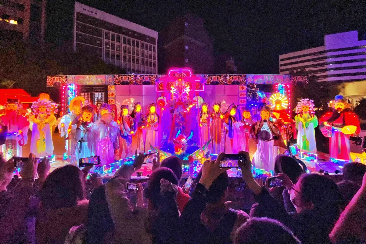 ▲2024台北燈節已全面開展，周邊花燈「眾神保庇（龍）平安」人氣堪比主燈，該燈座位在中山堂旁，周邊有不少平價的人氣老餐廳，此次精選5家。（圖／記者葉盛耀攝）