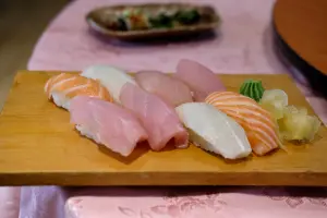 ▲有著80年歷史的麗都日本料理，以料好實在聞名，300多元就能吃到7~8貫握壽司。（圖／記者葉盛耀攝）
