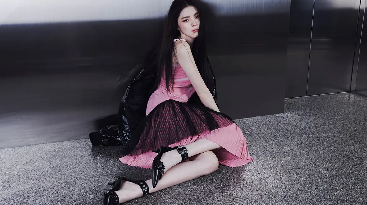 ▲「咬筆蓋女神」韓韶禧在Rankingoo「最美20代韓星」票選，只奪下亞軍、輸給金裕貞，代言CHARLES & KEITH最新美照狂發，化身暗黑性感小野貓秀辣腿再圈粉。（圖／CHARLES & KEITH提供）