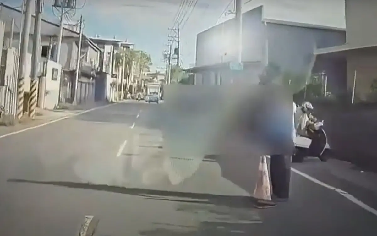 ▲20日上午，高雄市大社區中正路發生死亡車禍，23歲的楊姓女大生，騎乘機車行經該路段時，與一台大貨車發生碰撞，楊姓女大生慘遭貨車輾斃。（圖／翻攝畫面）